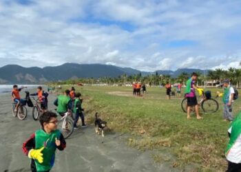 Alunos de Futebol de Caraguatatuba realizam ação de limpeza de praia voluntária durante final de semana