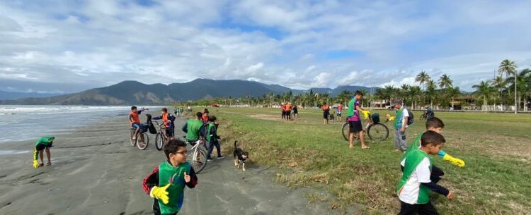 Alunos de Futebol de Caraguatatuba realizam ação de limpeza de praia voluntária durante final de semana