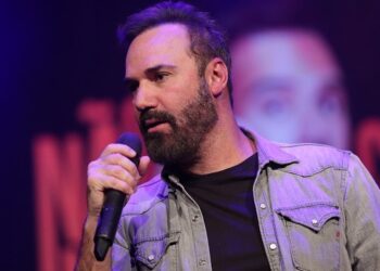 Diogo Portugal é atração no Teatro Mario Covas com show ‘Não Me Cobre Coerência’