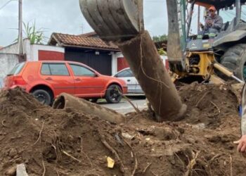 Prefeitura de Caraguatatuba troca tubos na Rua Benedito Cruz, no Barranco Alto