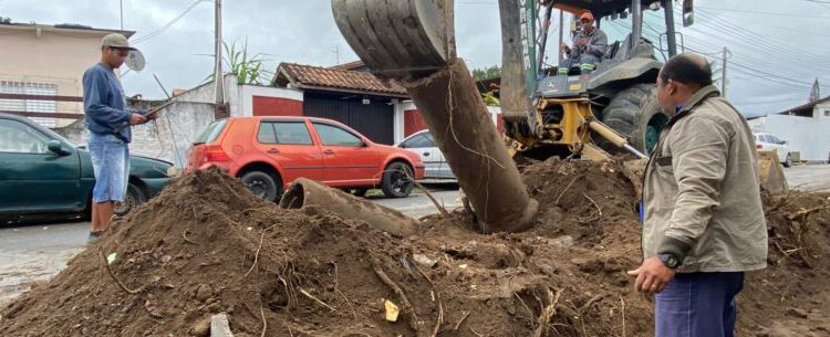 Prefeitura de Caraguatatuba troca tubos na Rua Benedito Cruz, no Barranco Alto