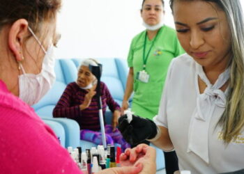 Ciapi de Caraguatatuba promove embelezamento das mãos para idosas e PcD usuárias do Centro Dia