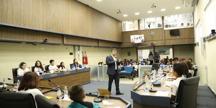 INTEGRANTES DA CÂMARA JOVEM PARTICIPAM DE REUNIÃO NA CÂMARA MUNICIPAL   