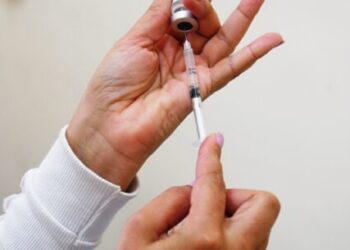 Caraguatatuba inicia vacinação da 4ª dose contra Covid-19 em maiores de 18 anos