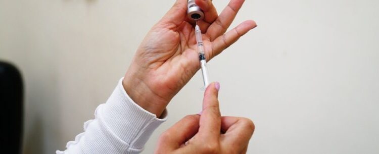 Caraguatatuba inicia vacinação da 4ª dose contra Covid-19 em maiores de 18 anos