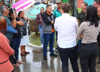 Prefeitura se reúne com ambulantes para adequação de energia elétrica em áreas públicas de Caraguatatuba