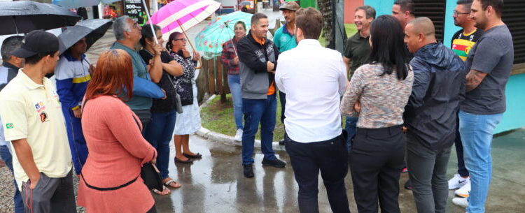 Prefeitura se reúne com ambulantes para adequação de energia elétrica em áreas públicas de Caraguatatuba