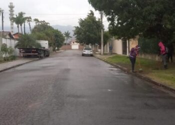 Itaúna, Aruan, Jardim Jaqueira e praças do Centro recebem limpeza em Caraguatatuba