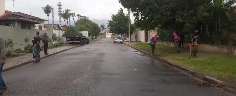 Itaúna, Aruan, Jardim Jaqueira e praças do Centro recebem limpeza em Caraguatatuba