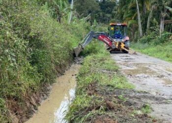 Prefeitura de Caraguatatuba limpa vala no Pegorelli para melhorar escoamento de água