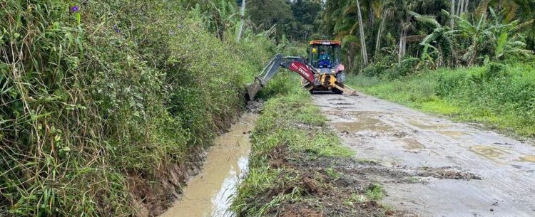 Prefeitura de Caraguatatuba limpa vala no Pegorelli para melhorar escoamento de água