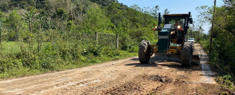 Região Sul de Caraguatatuba recebe nivelamento, limpeza e retirada de resíduos nesta terça-feira