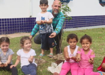 Dia da Árvore: cerca de 40 mudas são doadas para plantio em escolas de Caraguatatuba