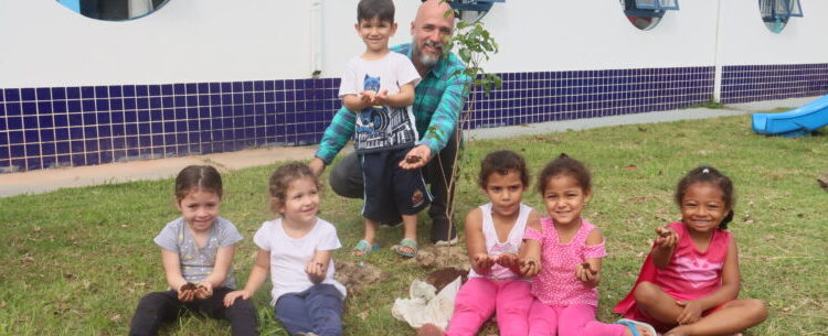 Dia da Árvore: cerca de 40 mudas são doadas para plantio em escolas de Caraguatatuba