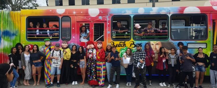Dia do Adolescente em Caraguatatuba tem momento de descontração e convivência com ‘Ônibus Balada’
