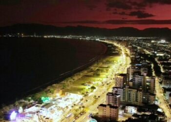 Prefeitura de Caraguatatuba conclui primeira fase da iluminação da orla da Praia do Centro