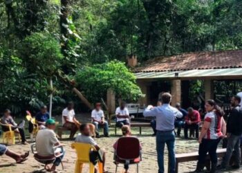 Horta leva saúde e integração para pessoas em situação de rua acolhidas em Caraguatatuba
