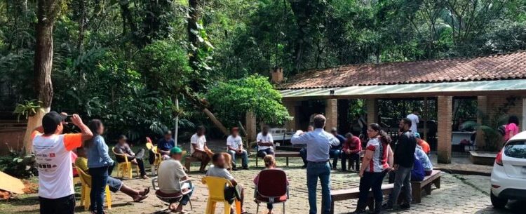 Horta leva saúde e integração para pessoas em situação de rua acolhidas em Caraguatatuba
