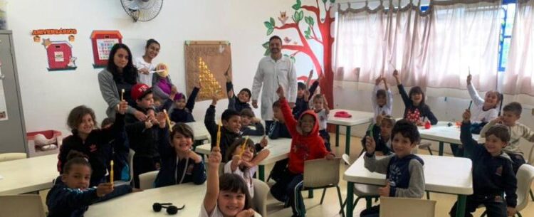 Prefeitura reforça importância da escovação e entrega mais de 3 mil escovas dentais aos alunos da rede municipal