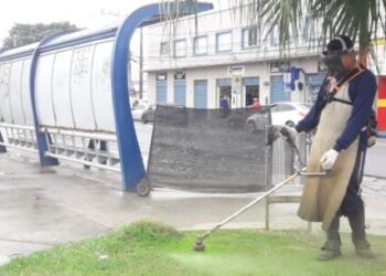 Praças de Caraguatatuba recebem manutenção e limpeza