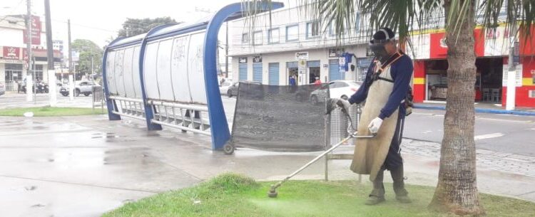 Praças de Caraguatatuba recebem manutenção e limpeza