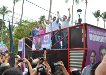 Governador Rodrigo Garcia reuniu centenas de pessoas em ‘Caminhada’ que aconteceu (21/09) no centro de Caraguá