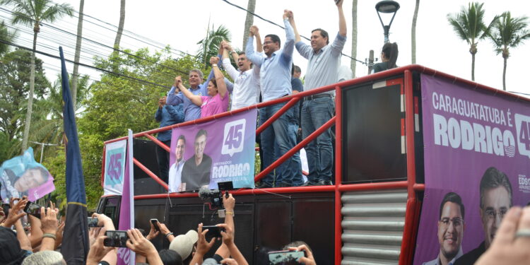 Governador Rodrigo Garcia reuniu centenas de pessoas em ‘Caminhada’ que aconteceu (21/09) no centro de Caraguá