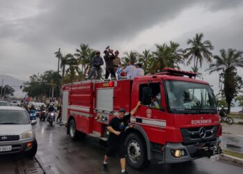 Filipe Toledo recebe homenagem na Prefeitura de Ubatuba