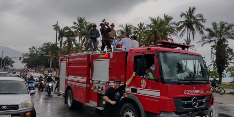 Filipe Toledo recebe homenagem na Prefeitura de Ubatuba