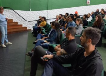 Artistas orientadores e funcionários das Oficinas Culturais participam da Roda de Conversa ‘Setembro Amarelo’