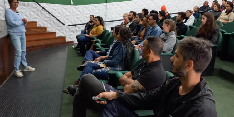 Artistas orientadores e funcionários das Oficinas Culturais participam da Roda de Conversa ‘Setembro Amarelo’