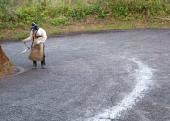 Região Central de Caraguatatuba recebe roçada e limpeza pontuais