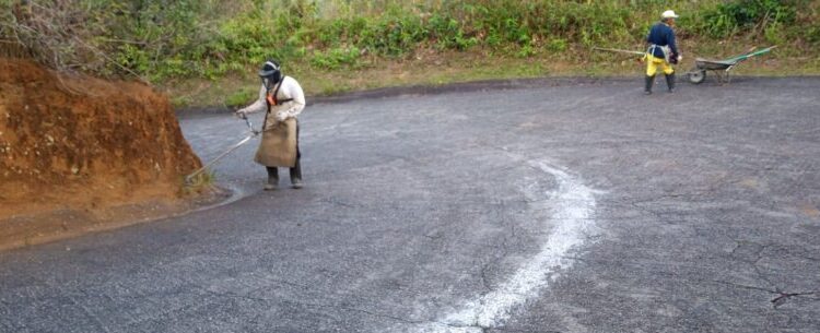 Região Central de Caraguatatuba recebe roçada e limpeza pontuais