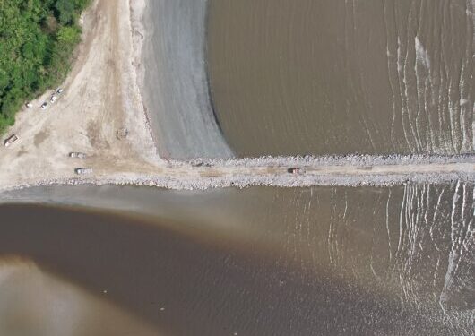 Prefeito de Caraguatatuba acompanha avanço das obras do Enrocamento do Rio Juqueriquerê