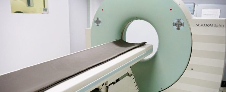 Novo equipamento de tomografia é instalado na UPA Central de Caraguatatuba