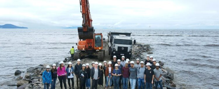 Prefeitura recebe alunos de Engenharia Civil do IFSP em visita técnica na obra do Enrocamento do Rio Juqueriquerê