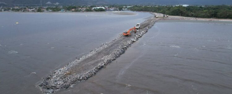 Prefeitura de Caraguatatuba inicia obras do Molhe Sul do Juqueriquerê