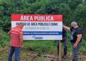 Fiscalização da Prefeitura de Caraguatatuba impede invasão de área pública no bairro Jardim Britânia