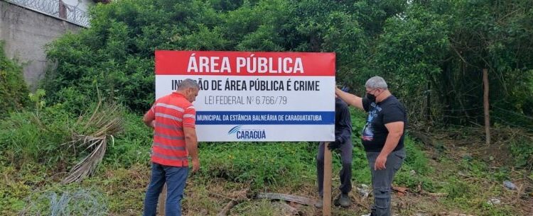 Fiscalização da Prefeitura de Caraguatatuba impede invasão de área pública no bairro Jardim Britânia