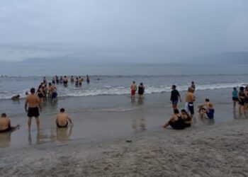 Alunos da Apae de Caçapava tem dia diferenciado na Praia Acessível, em Caraguatatuba