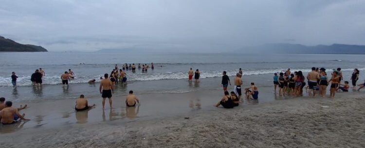 Alunos da Apae de Caçapava tem dia diferenciado na Praia Acessível, em Caraguatatuba