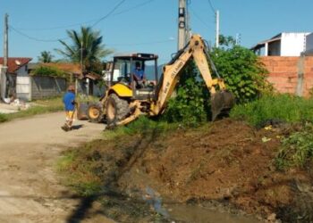 Alameda dos Mariscos, no bairro Golfinhos, segue com obra de infraestrutura de drenagem e pavimentação