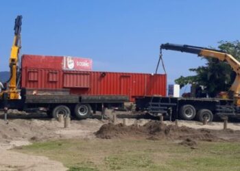 Prefeitura de Caraguatatuba acompanha instalação de contêineres na Praia da Mococa