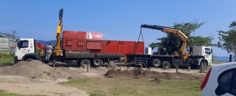 Prefeitura de Caraguatatuba acompanha instalação de contêineres na Praia da Mococa
