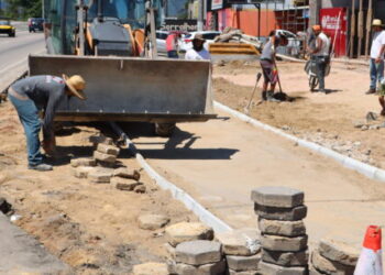 Obra de revitalização da ciclovia chega à ponte do Porto Novo em Caraguatatuba