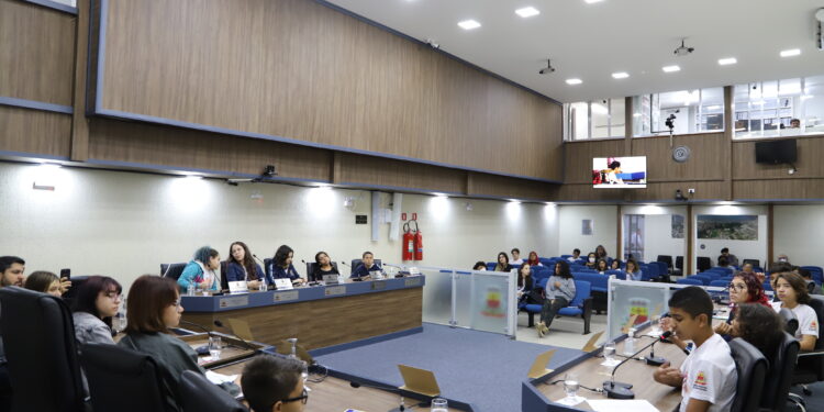 Implantação de atendimento médico hebiatra é proposta por jovem vereadora