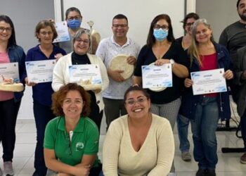 Bitucas de cigarro viram papel artesanal em Caraguatatuba