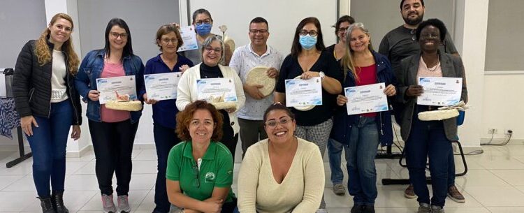 Bitucas de cigarro viram papel artesanal em Caraguatatuba