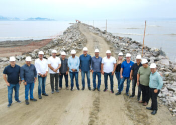 Vereadores de Caraguatatuba fazem vistoria nas obras de enrocamento do Rio Juqueriquerê