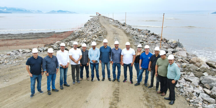 Vereadores de Caraguatatuba fazem vistoria nas obras de enrocamento do Rio Juqueriquerê